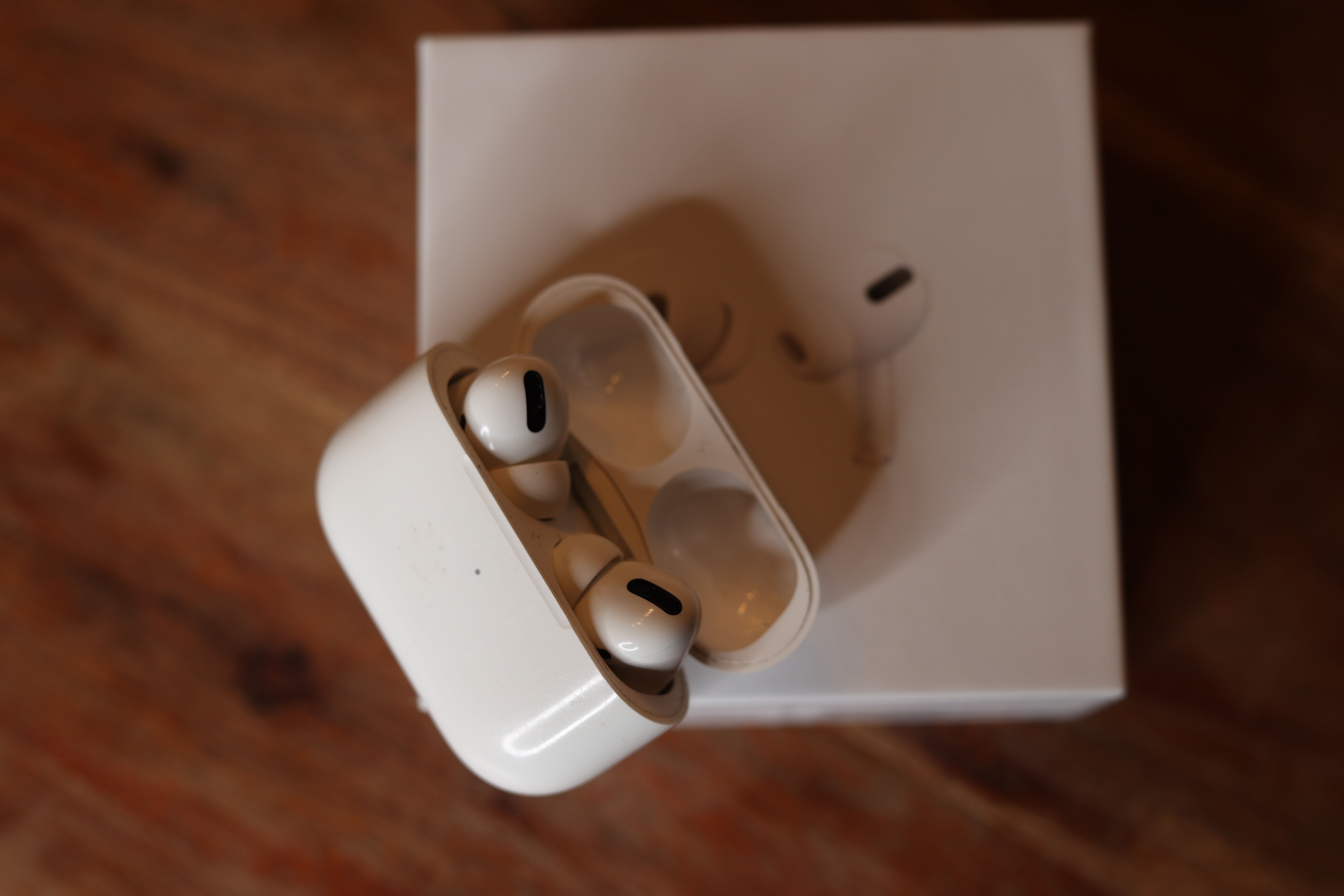 Apple Air Pods 2 Pro liegen im Ladecase auf der Verpackung